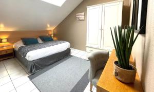Кровать или кровати в номере La Maison Blanche