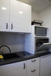 Kuchyňa alebo kuchynka v ubytovaní Apartament Wrocław Borowska + 6 fotografií