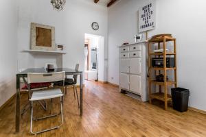eine Küche mit einem Tisch und Stühlen im Zimmer in der Unterkunft JOIVY Splendid Flat in Perfect Centre in Mailand