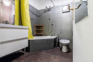 Ein Badezimmer in der Unterkunft JOIVY Splendid Flat in Perfect Centre