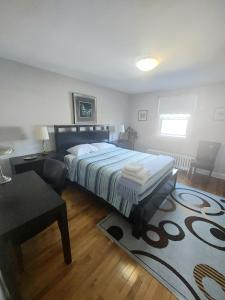 Säng eller sängar i ett rum på Elcho explOre Ottawa
