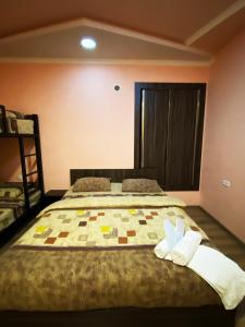 Rúm í herbergi á Domino Yerevan Hostel And Hotel