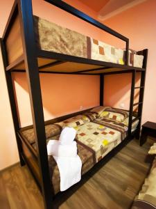 Rúm í herbergi á Domino Yerevan Hostel And Hotel