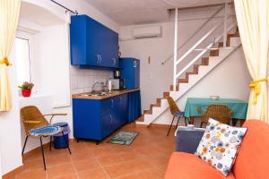 茨雷斯的住宿－Sidar-Old Town，厨房配有蓝色橱柜和桌椅