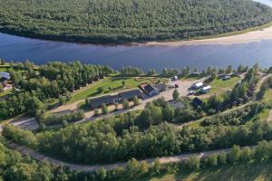 z góry widok na ośrodek nad brzegiem jeziora w obiekcie Arctic River Resort w mieście Ivalo