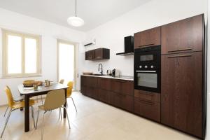 Kuchnia lub aneks kuchenny w obiekcie Ortigia Boutique Plaza Apt