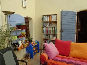 ein Wohnzimmer mit einem Sofa und bunten Kissen in der Unterkunft Santolines en Provence in Piolenc