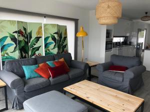 un soggiorno con divano e tavolo di Cairnvillas Villa Flow C40 Luxury Villa with Private Swimming Pool near Beach ad Aljezur