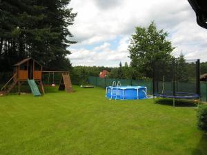 podwórze z placem zabaw z trampoliną i stołem w obiekcie Santoczno Santohaus Dom Wakacyjny nr 7 w mieście Santoczno