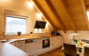 Kuchyň nebo kuchyňský kout v ubytování Ferienwohnung Schäffer mit Klimaanlage und Freisitz im Garten + 13 fotografií