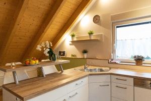 Kuchyň nebo kuchyňský kout v ubytování Ferienwohnung Schäffer mit Klimaanlage und Freisitz im Garten