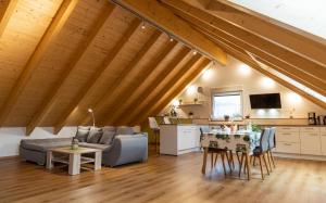 TV a/nebo společenská místnost v ubytování Ferienwohnung Schäffer mit Klimaanlage und Freisitz im Garten