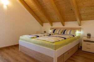 Postel nebo postele na pokoji v ubytování Ferienwohnung Schäffer mit Klimaanlage und Freisitz im Garten