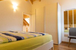 Postel nebo postele na pokoji v ubytování Ferienwohnung Schäffer mit Klimaanlage und Freisitz im Garten