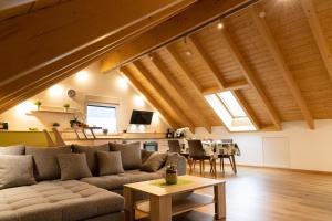 Posezení v ubytování Ferienwohnung Schäffer mit Klimaanlage und Freisitz im Garten