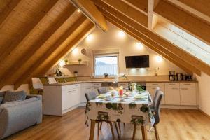 Kuchyň nebo kuchyňský kout v ubytování Ferienwohnung Schäffer mit Klimaanlage und Freisitz im Garten
