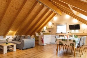 TV a/nebo společenská místnost v ubytování Ferienwohnung Schäffer mit Klimaanlage und Freisitz im Garten