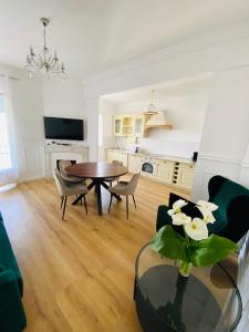 a living room with a table and chairs at Le Nid Blanc Nice Centre in Nice