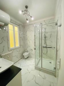 尼斯Le Nid Blanc Nice Centre的带淋浴和水槽的白色浴室