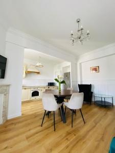 尼斯Le Nid Blanc Nice Centre的有一张桌子和两把椅子的餐厅