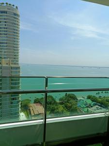 Una vista del océano desde un balcón de un edificio. en Mansion One 3 Bedroom SEAVIEW Gurney Georgetown 1-13Pax, en George Town