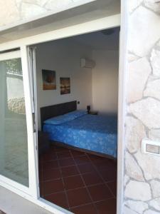 A bed or beds in a room at Rescio's Rooms