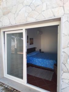 A bed or beds in a room at Rescio's Rooms