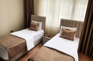 Postel nebo postele na pokoji v ubytování Bayrak Grand Hotel