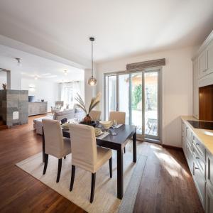 cocina y comedor con mesa y sillas en Silver Willow Luxury Apartment, en Sopron