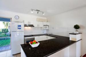 Kuchyň nebo kuchyňský kout v ubytování Beach Breakers Resort