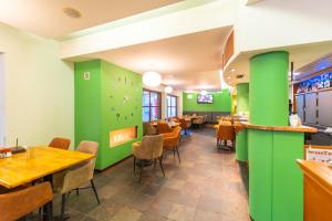 Kuchyň nebo kuchyňský kout v ubytování Hotel Ambiotel