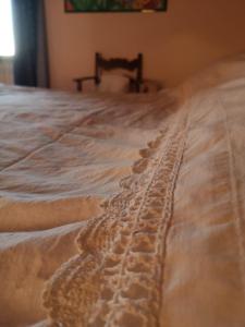 um close-up de uma cama branca com pegadas em La mansarda del Sacro Bosco em Bomarzo