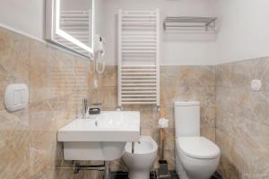 ein Badezimmer mit einem weißen Waschbecken und einem WC in der Unterkunft Hotel Cosmos in Florenz