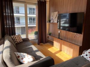Televízia a/alebo spoločenská miestnosť v ubytovaní Tulip by Baltic Home