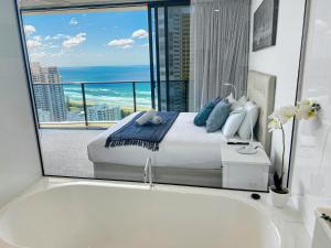 Una cama o camas en una habitación de Level 30 Oracle Tower 2 Stunning views and free parking - GC Getaways