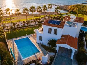 Bazén v ubytování Platzia Beach Villas nebo v jeho okolí
