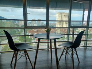 Balkón nebo terasa v ubytování Duplex Apartment Near Queensbay Mall