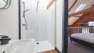 un baño con ducha y bañera en No 7 at Simpson Street Apartments Sunderland, en Sunderland 15 fotos más