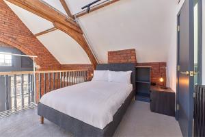 Llit o llits en una habitació de No 7 at Simpson Street Apartments Sunderland