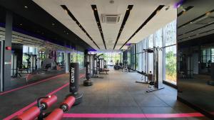Un gimnasio con equipos cardiovasculares en un edificio. en Star Suite 5min Walk to KLCC Netflix, en Kuala Lumpur