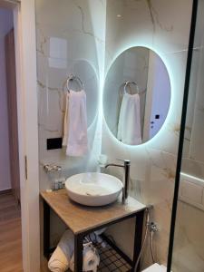 W łazience znajduje się umywalka i lustro. w obiekcie GL Hotel Ksamil w mieście Ksamil