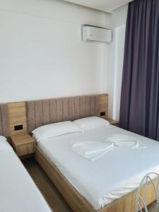 Postel nebo postele na pokoji v ubytování GL Hotel Ksamil