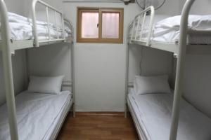Postel nebo postele na pokoji v ubytování Dongdaemun Guesthouse
