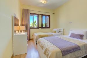 Postel nebo postele na pokoji v ubytování 2 bedroom Apartment Eros with private pool and garden, Aphrodite Hills Resort