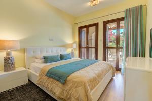 Postel nebo postele na pokoji v ubytování 2 bedroom Apartment Eros with private pool and garden, Aphrodite Hills Resort + 19 fotografií
