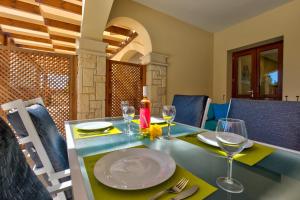 Posezení v ubytování 2 bedroom Apartment Eros with private pool and garden, Aphrodite Hills Resort