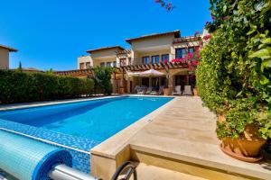 Bazén v ubytování 2 bedroom Apartment Eros with private pool and garden, Aphrodite Hills Resort nebo v jeho okolí