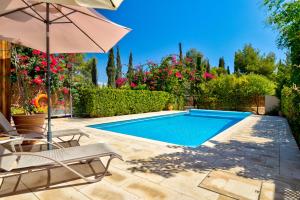 Bazén v ubytování 2 bedroom Apartment Eros with private pool and garden, Aphrodite Hills Resort nebo v jeho okolí