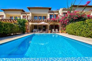 Bazén v ubytování 2 bedroom Apartment Eros with private pool and garden, Aphrodite Hills Resort nebo v jeho okolí