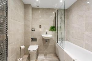 a bathroom with a toilet and a sink and a bath tub at Host & Stay - Farrier William in Margate